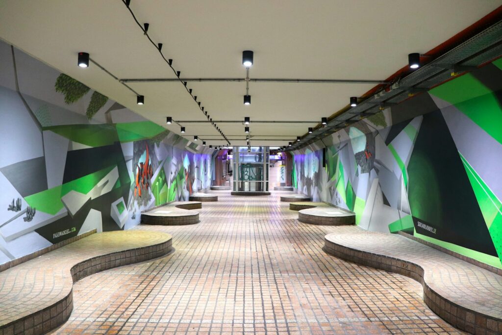 A large room with a bunch of benches in it